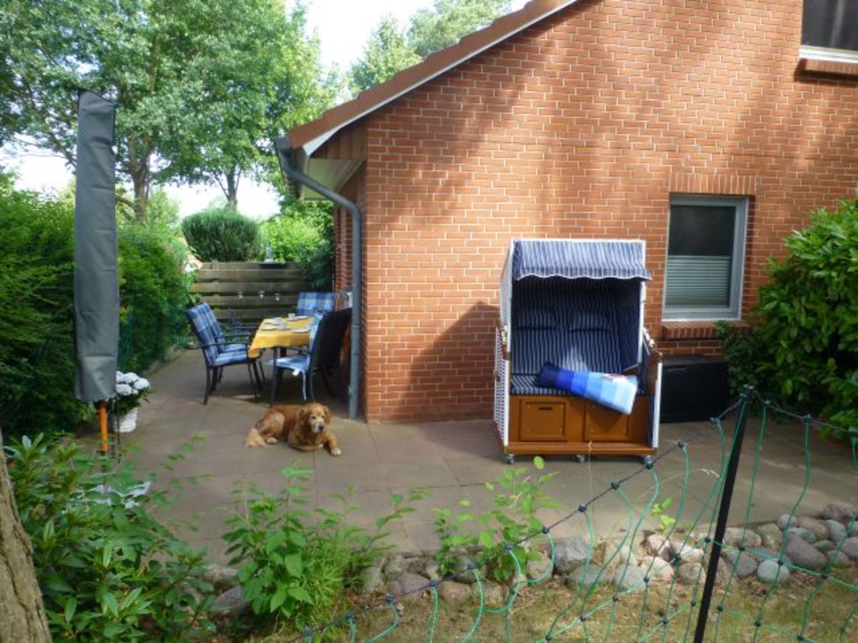 große Terrasse mit Sitzecke, Strandkorb, Grill