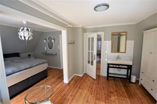 angrenzender Anziehbereich mit großem Kleiderschrank