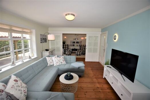 mit angrenzendem Lesezimmer