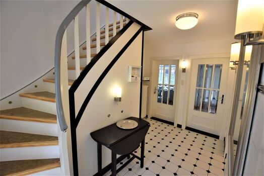 Eingangsbereich mit Treppe zum Obergeschoss