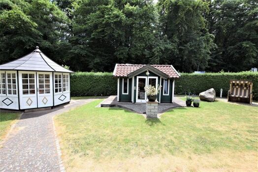 Großer Garten mit Teehäuschen und Strandkorb