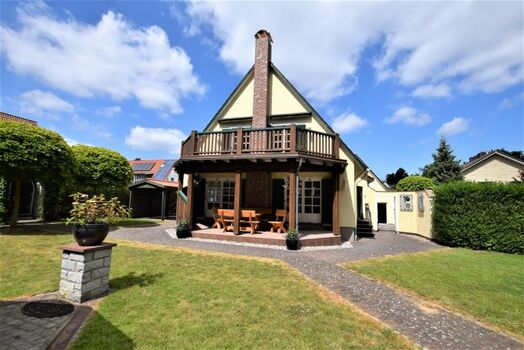 Blick auf die Vorderfront des Hauses mit Überdachter Terrasse