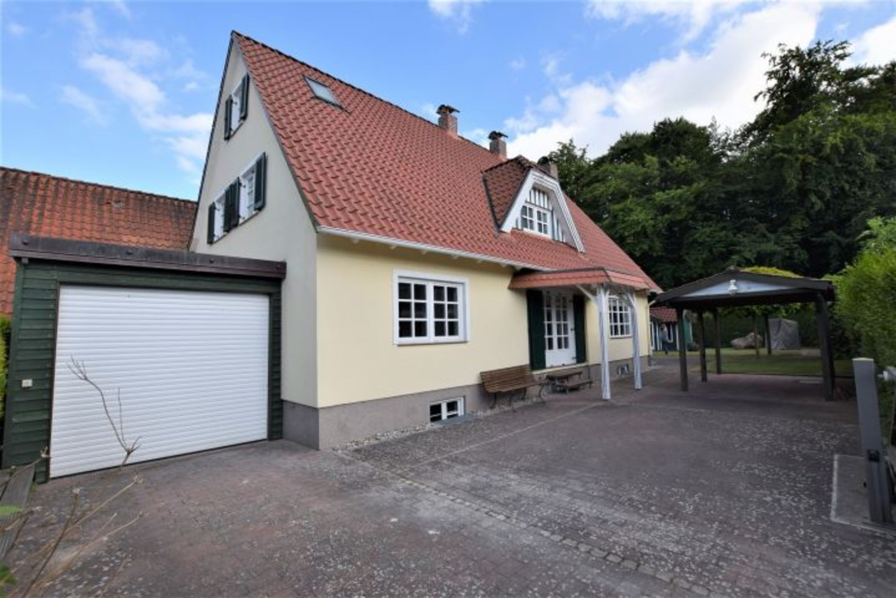 Platz für bis zu 4 PKW auf dem Grundstück