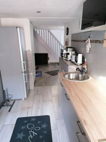 Küche EG, Blick zum Flur und Eingangsbereich