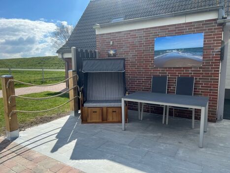 Hausrückseite, Eingangsbereich und Terrasse