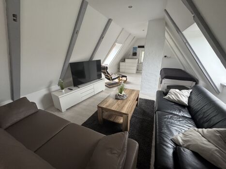 Kombiniertes Wohn-/Schlafzimmer im Dachgeschoss mit SAT-TV