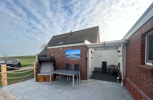 Hausrückseite, Eingangsbereich und Terrasse