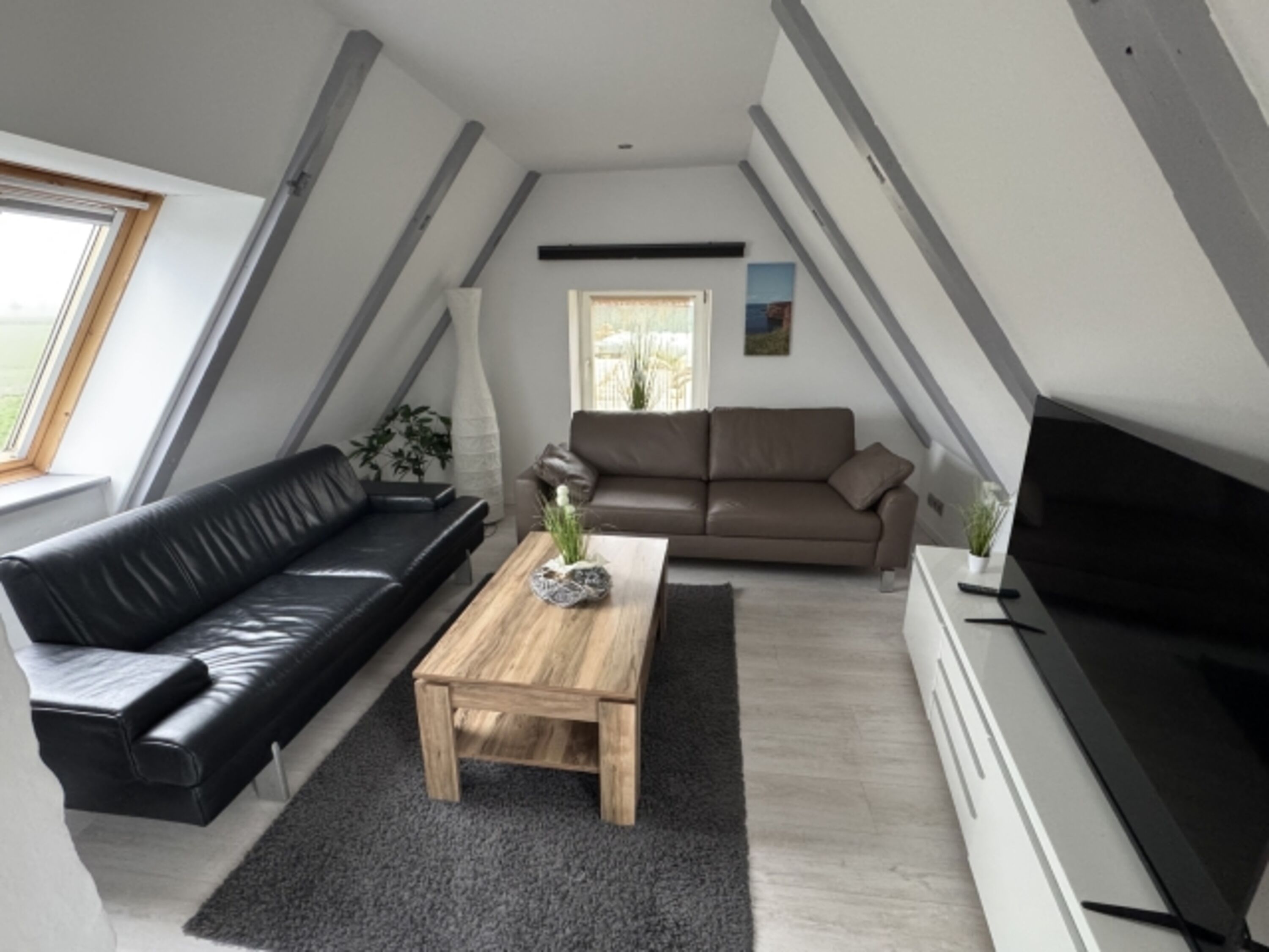 Kombiniertes Wohn-/Schlafzimmer im Dachgeschoss mit SAT-TV