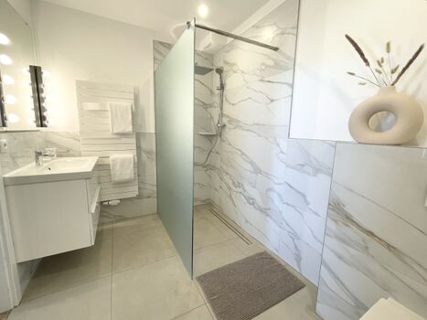 Badezimmer mit Dusche