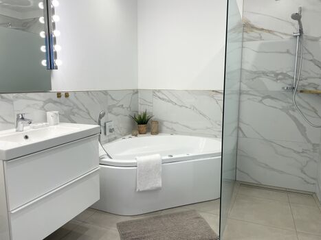 Badezimmer mit Dusche und Badewanne