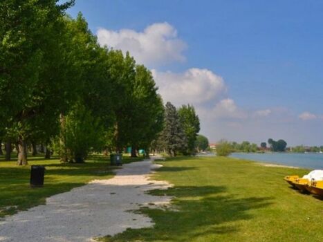 Strandpromenade, welche bis nach Sirmione führt 