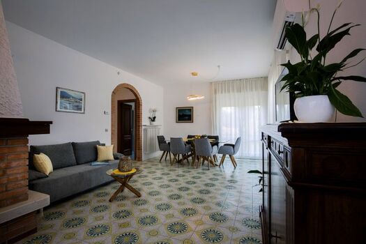 Wohnzimmer mit ausziehbarer Couch