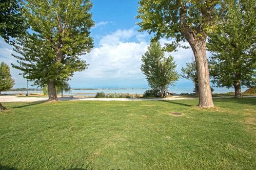 Liegewiese am See nur 130 m vom Haus entfernt