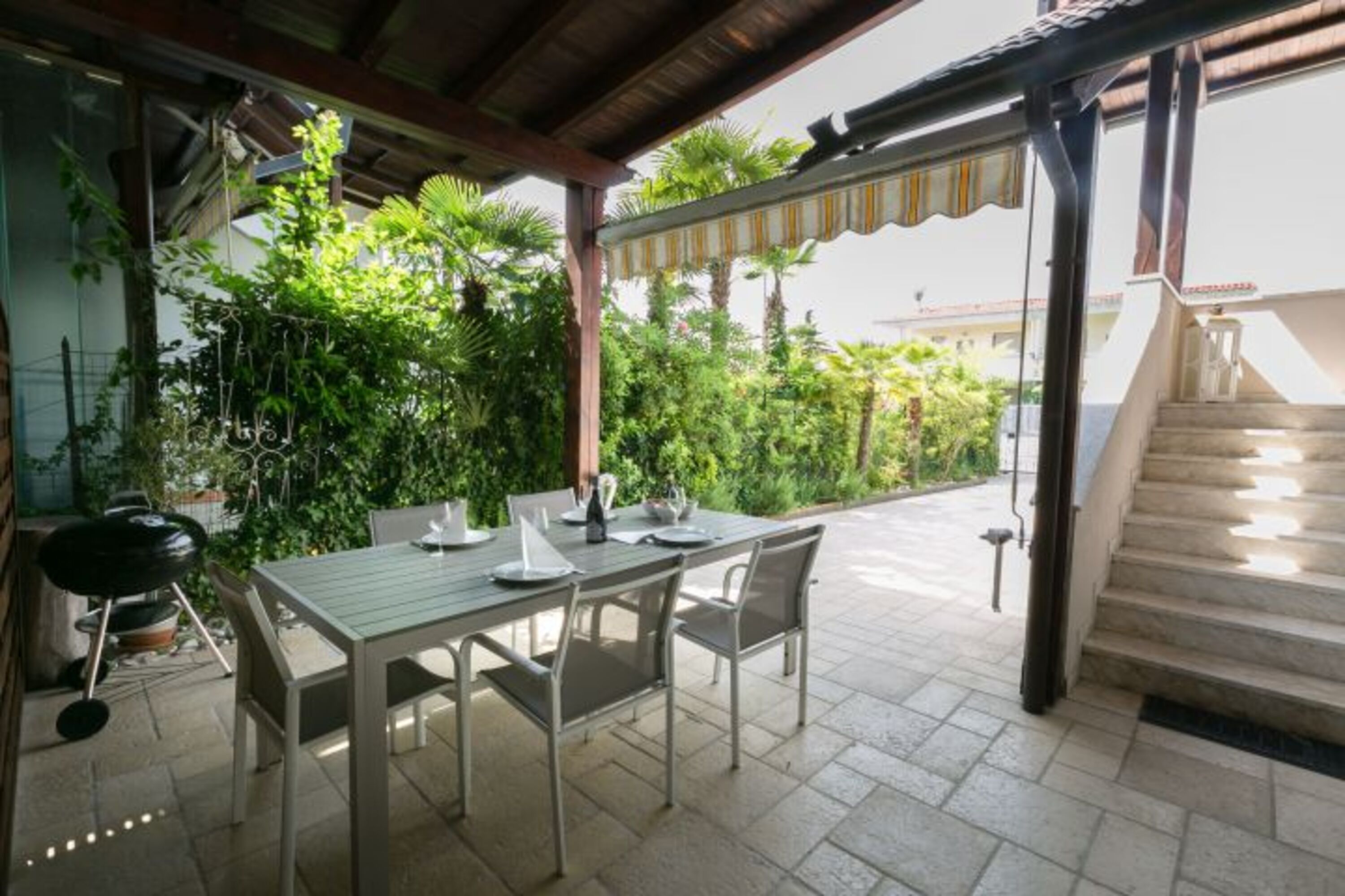 Überdachter Portico mit Grill