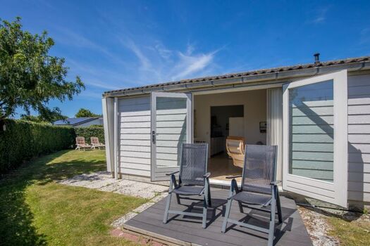 Terrasse 2 mit 2 komfortablen Stühlen