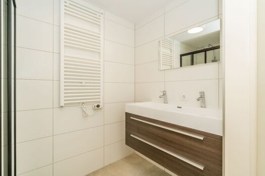 neues Badezimmer mit Dusche und Waschbecken