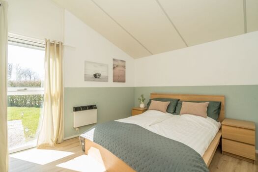 Schlafzimmer 1 mit Doppelbett und Kleiderschrank