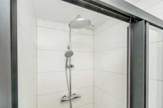 neues Badezimmer mit Dusche und Waschbecken