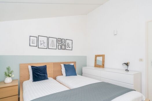 Schlafzimmer 2 mit 2 Einzelbetten und Kleiderschrank