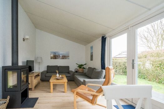 Das geschmackvolle, helle Wohnzimmer mit Kaminofen