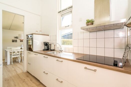 Die gut ausgestattete Küche mit ua einer Spülmaschine