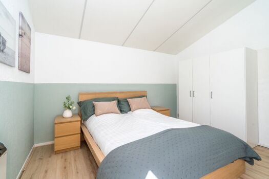 Schlafzimmer 1 mit Doppelbett und Kleiderschrank