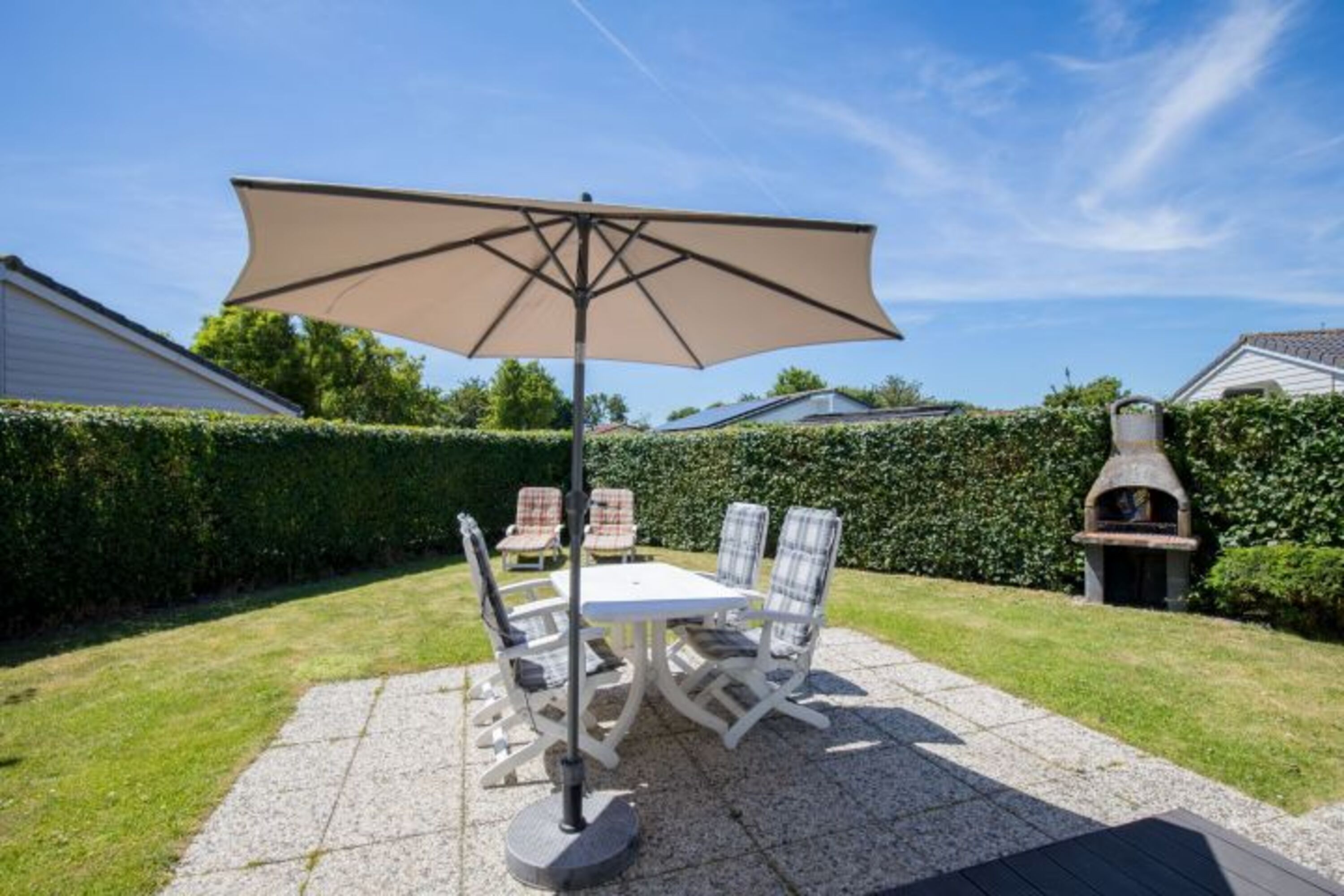 Die sonnige Terrasse mit Gartengruppe und Sonnenschirm