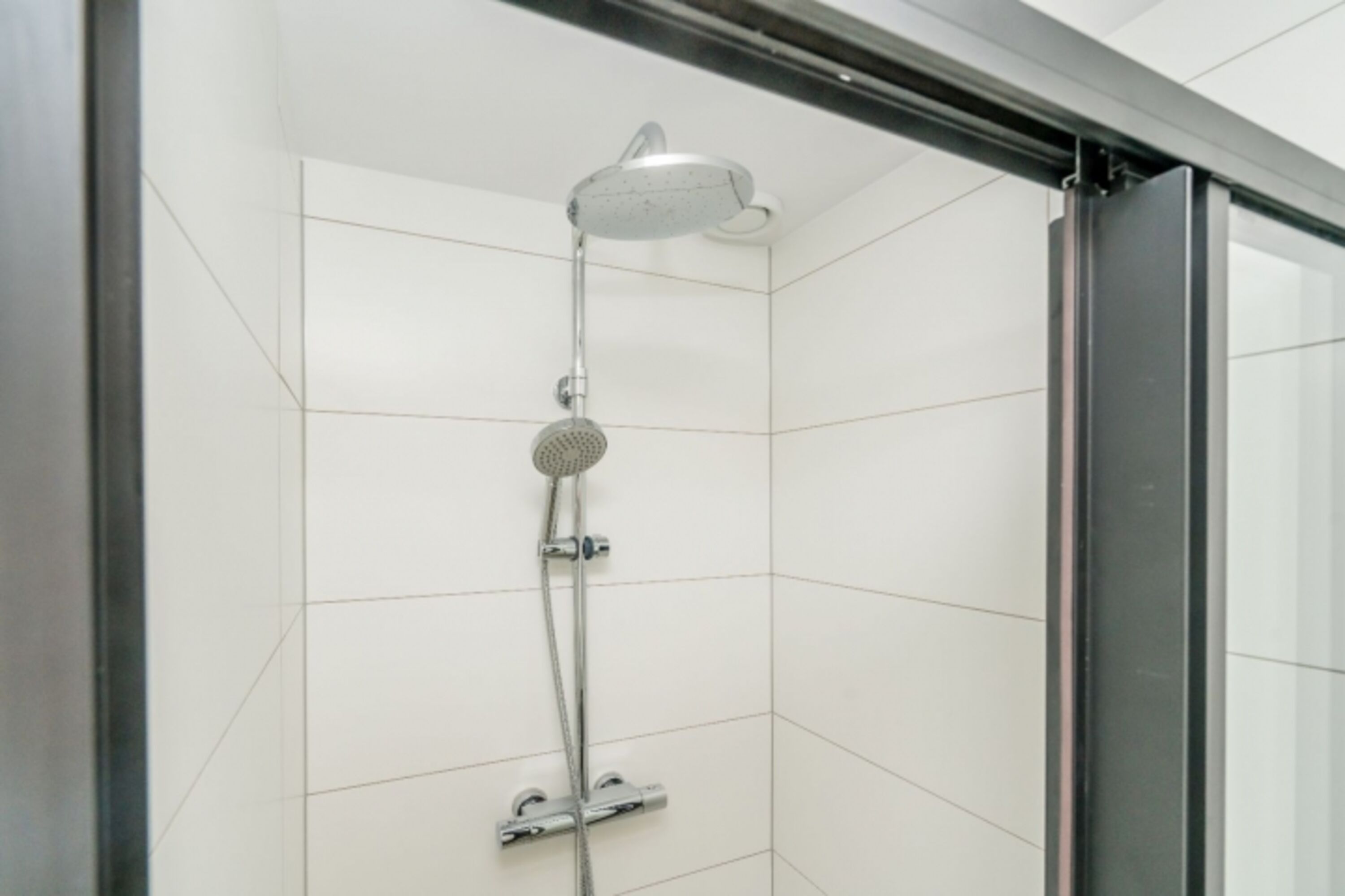 neues Badezimmer mit Dusche und Waschbecken