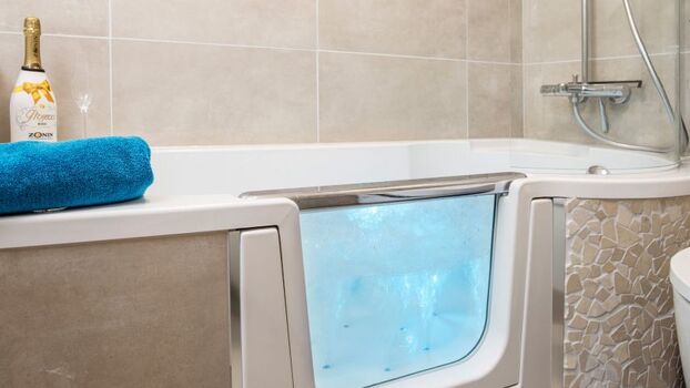 Begehbare Badewanne (kein Whirlpool!)