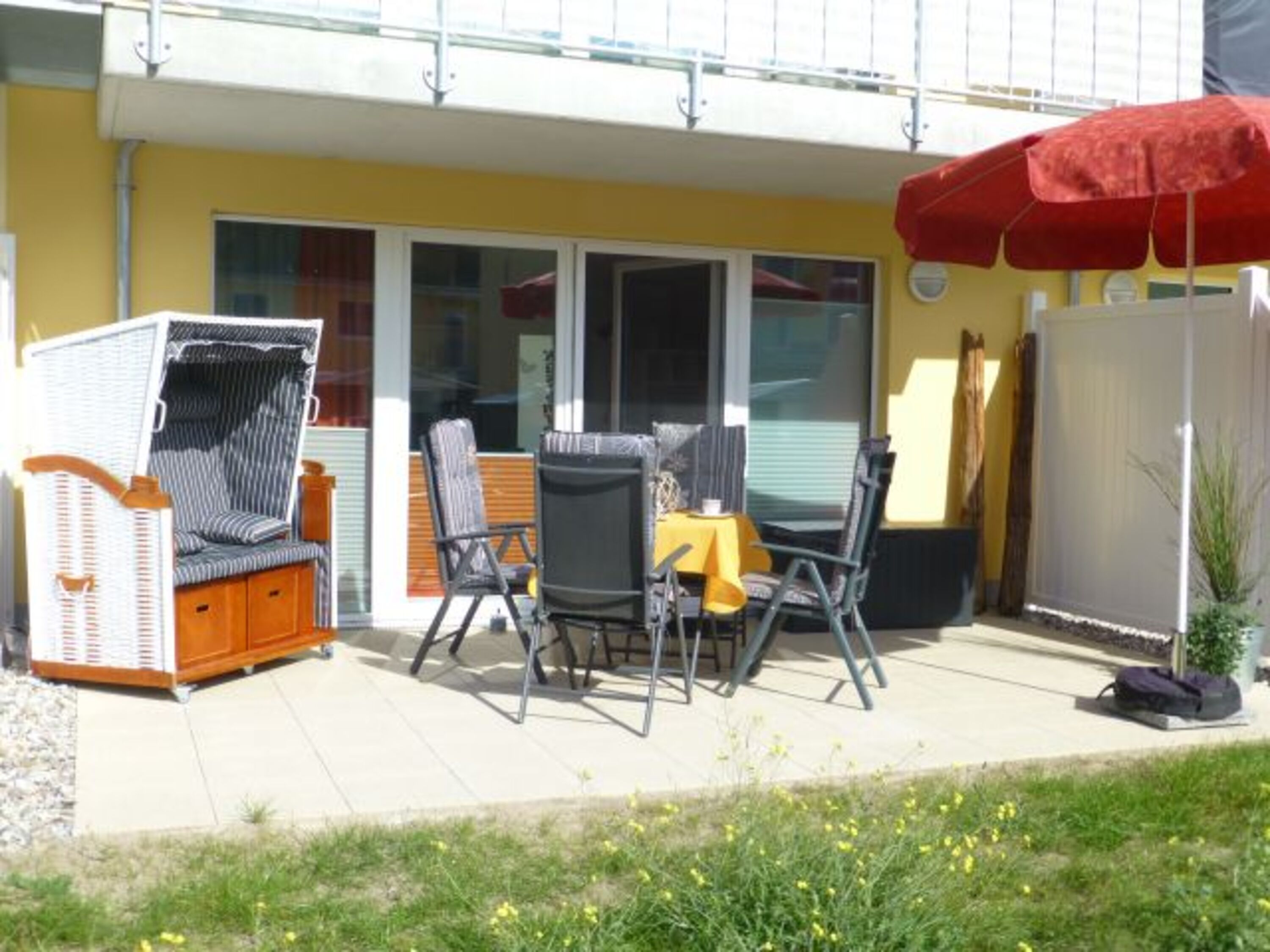 gemütliche großeTerrasse mit Strandkorb, Hundezaun zum Einzäunen vorh. ( ohne Gewähr)