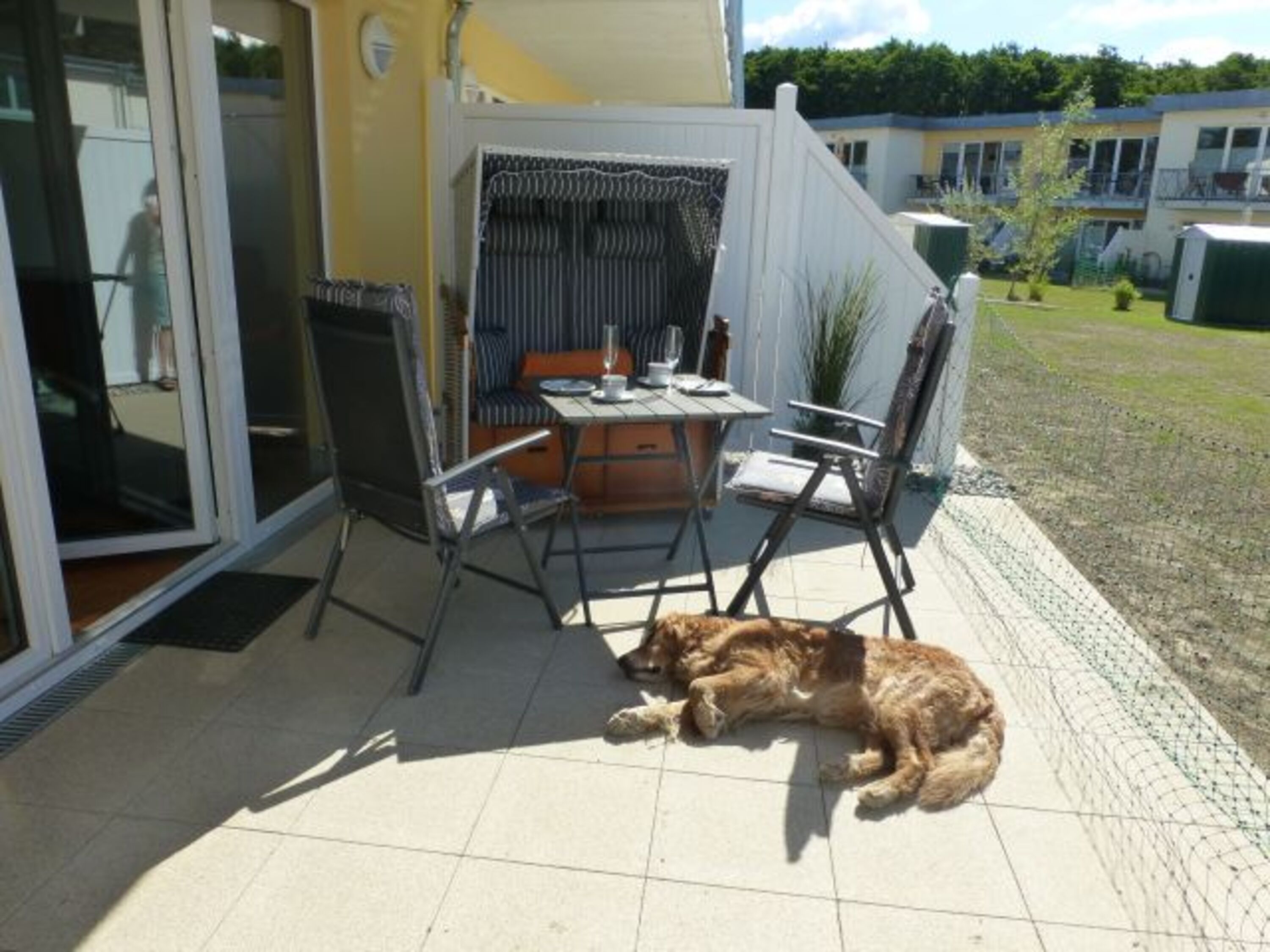 18 qm große Terrasse mit Strandkorb und Sitzecke, mit transportablem Zaun einzäunbar