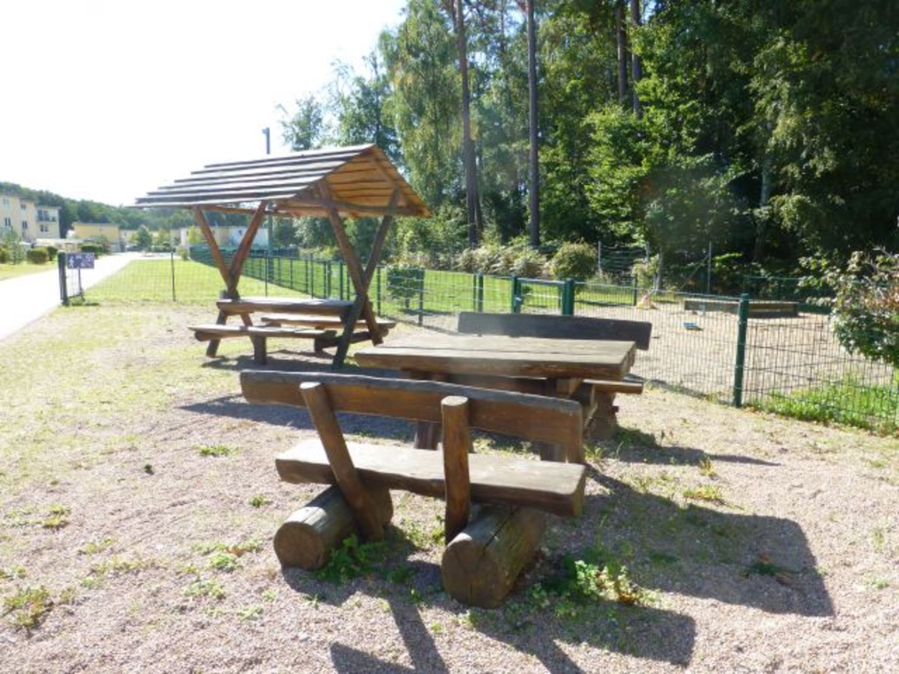 Sitzplätze am Hundeauslauf in der Ferienanlage