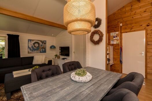 Essecke für 6 Personen (neue Stühle, noch nicht auf dem Foto)