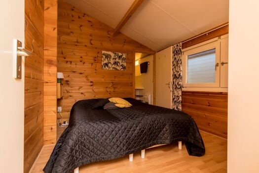 Schlafzimmer 1 mit eigenem Badezimmer