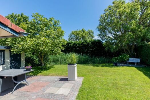 Der sonnige Garten mit Terrassen