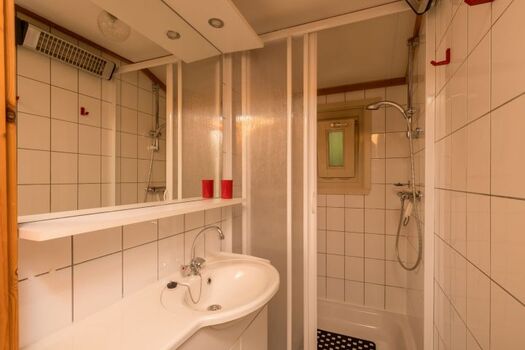 Badezimmer 2 mit Dusche und Waschbecken