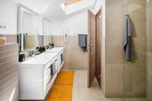 angrenzendes Duschbad  1. Stock