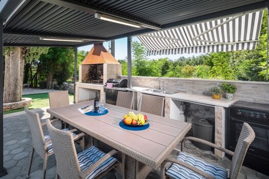 überdachte Sommerküche
