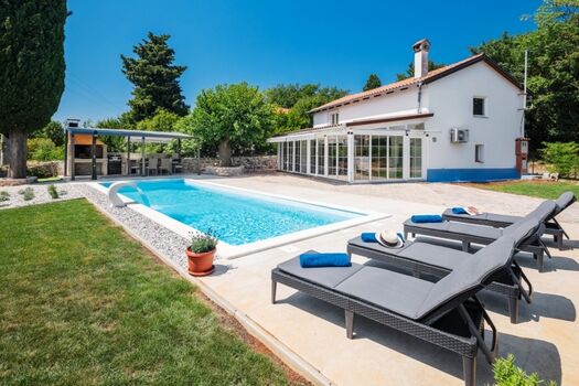 Villa Mira mit großem Garten und Pool