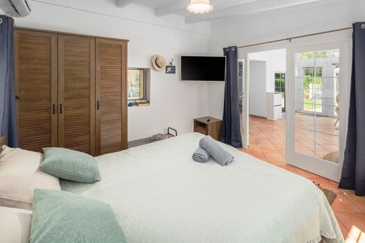 Schlafzimmer EG mit Poolblick