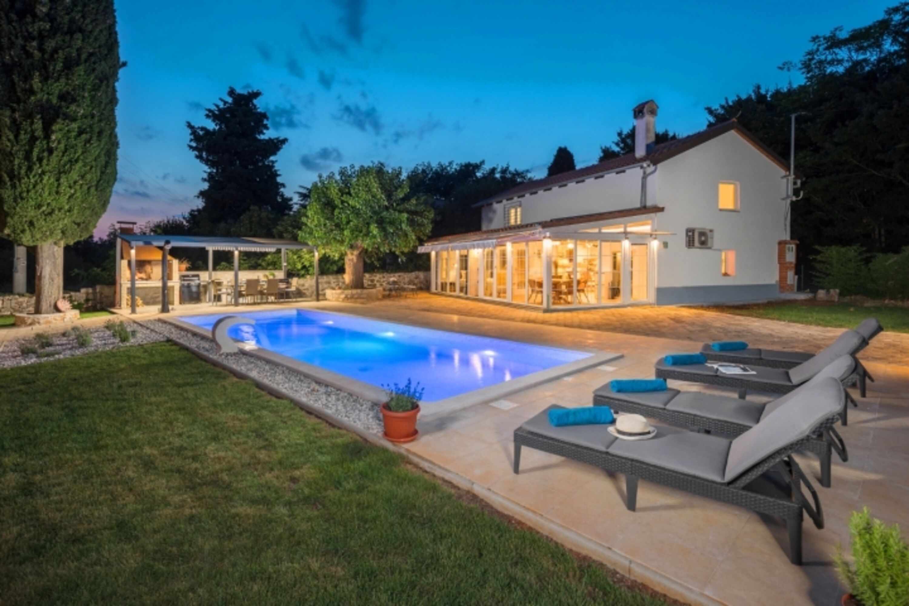 Villa Mira am Abend