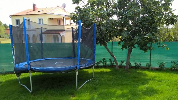 Trampolin im Garten
