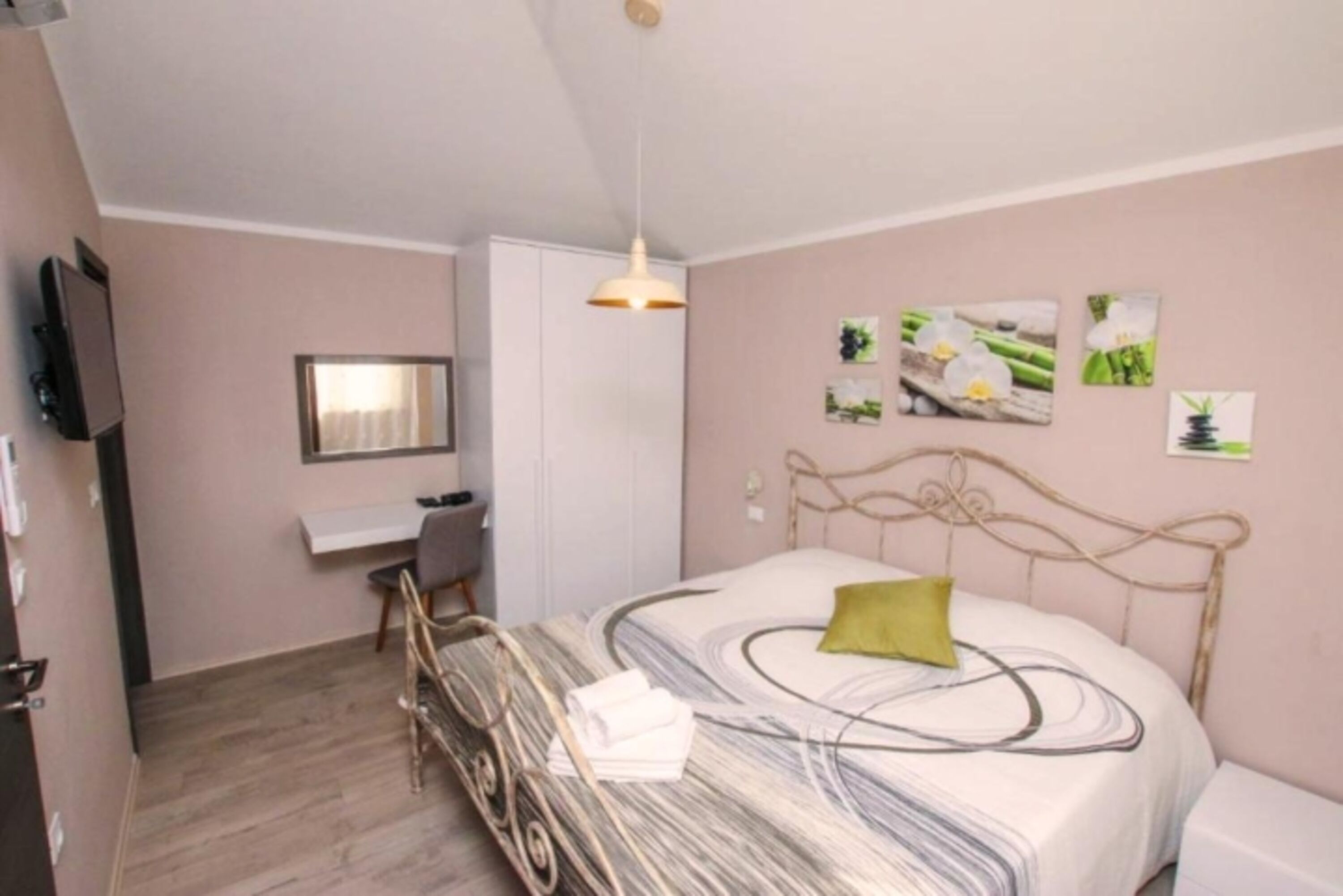 Schlafzimmer I EG