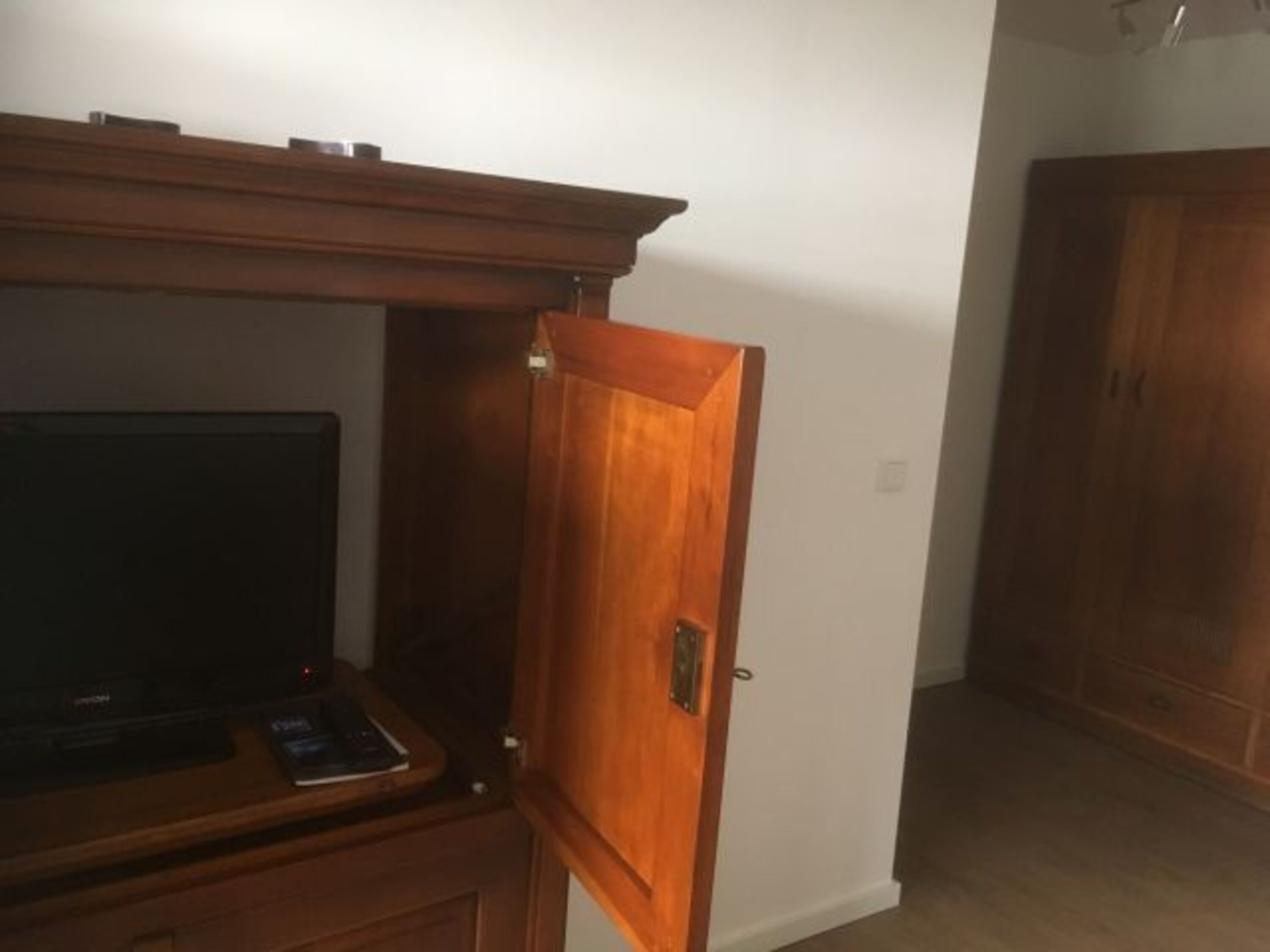 Fernseh-Schrank