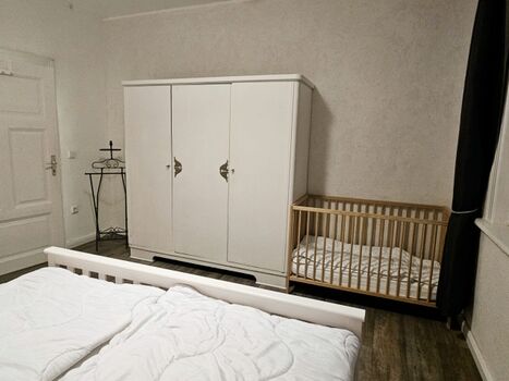 Schlafzimmer 1 von 5 mit Babybett
