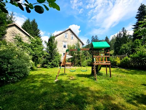 Spielplatz und Terrasse links vom Haus.