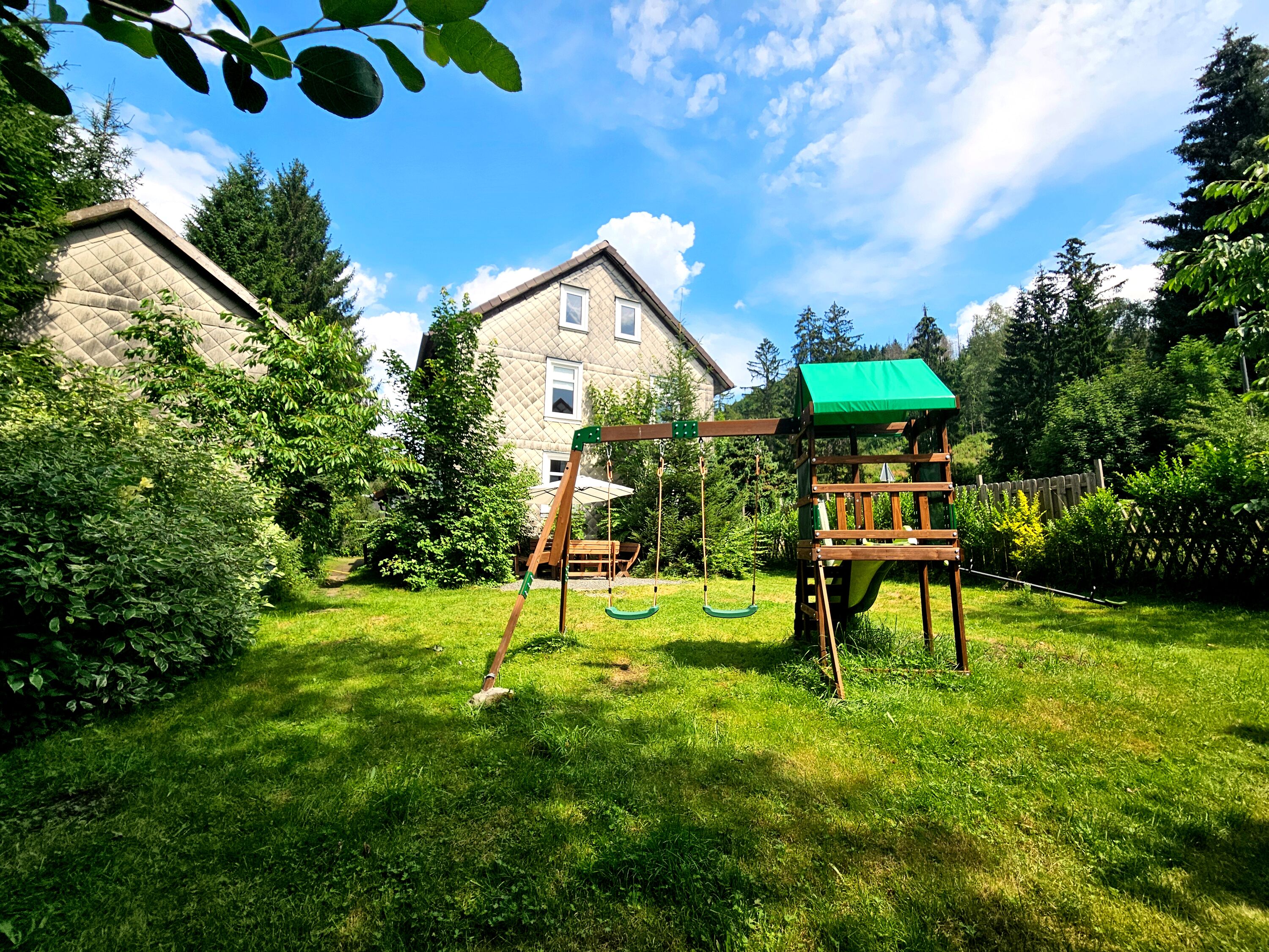 Spielplatz und Terrasse links vom Haus.