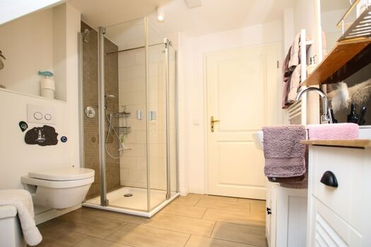 Badezimmer mit ebenerdiger Duschtasse