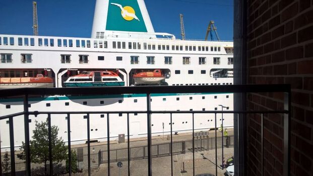 Kreuzfahrtschiff vor dem Balkon