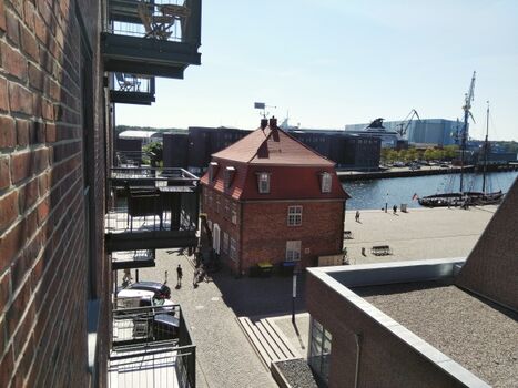Blick vom Balkon auf das Baumhaus und die Werft.